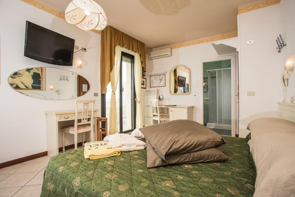 Hotel Byron Milano Marittima Exterior photo